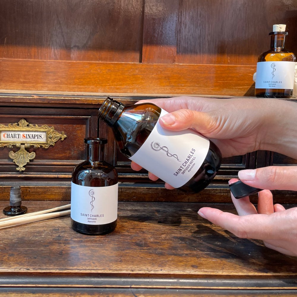 Diffuser Refill Alpenzirbe wird in Diffuser Alpenzirbe nachgefüllt auf Apothekerschrank