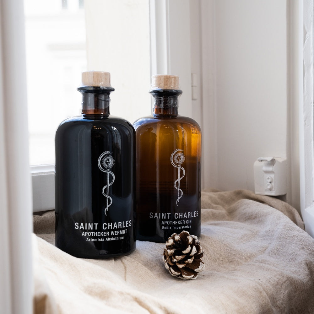 Gin & Wermut Apotheker-Braunglasflaschen auf Fensterbank