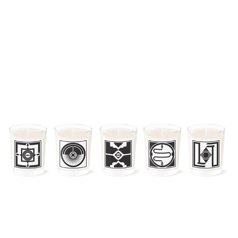 Die Fünf Kerzen im Sinne der 5 Elemente vor weißem Hintergrund