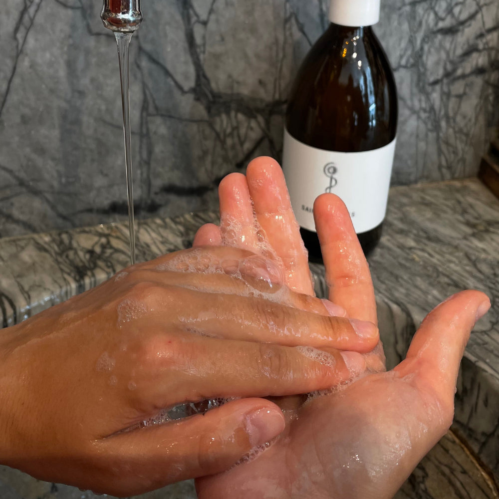 Händewaschen mit Saint Charles Apothekerseife in der Apotheke