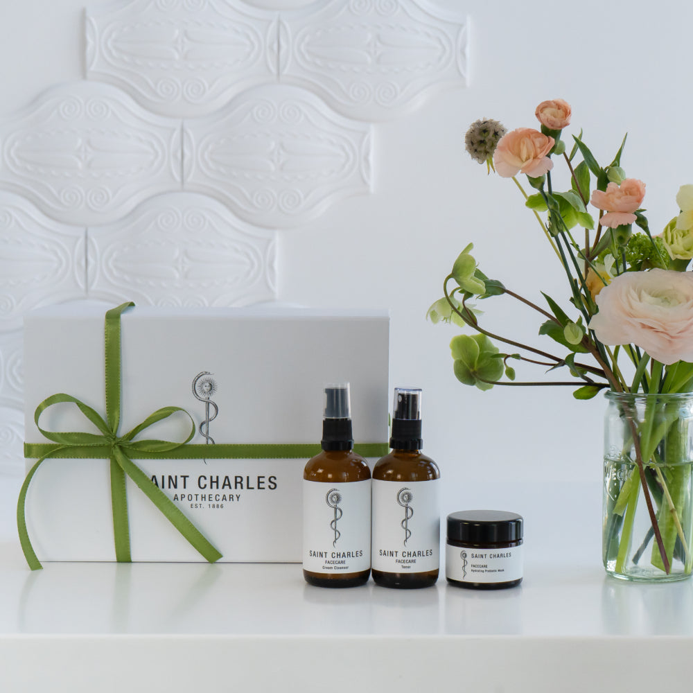 Herbal Facecare Set mit Geschenkverpackung und frühlingshaften Blumen